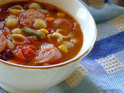 شوربة الفول مع النقانق المدخنة
