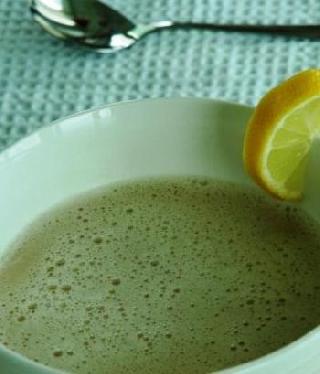 شوربة بالبيض والليمون